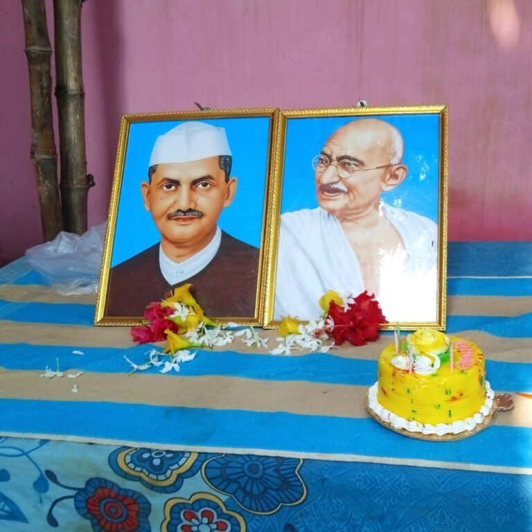 कॉलेज में गांधी-शास्त्री जयंती धूमधाम से मनाई:प्रधानाध्यापक ने छात्रों को बापू-शास्त्री के आदर्शों पर चलने को प्रेरित किया