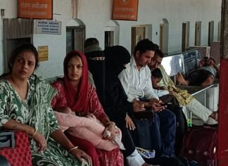 दिल्ली में प्रदर्शन से रेल यातायात प्रभावित:बनारस, नई दिल्ली, लखनऊ की कई ट्रेनें रद्द, बस्ती में यात्री परेशान दिल्ली में प्रदर्शन से रेल यातायात प्रभावित:बनारस, नई दिल्ली, लखनऊ की कई ट्रेनें रद्द, बस्ती में यात्री परेशान