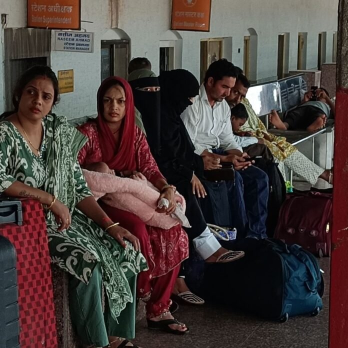 दिल्ली में प्रदर्शन से रेल यातायात प्रभावित:बनारस, नई दिल्ली, लखनऊ की कई ट्रेनें रद्द, बस्ती में यात्री परेशान