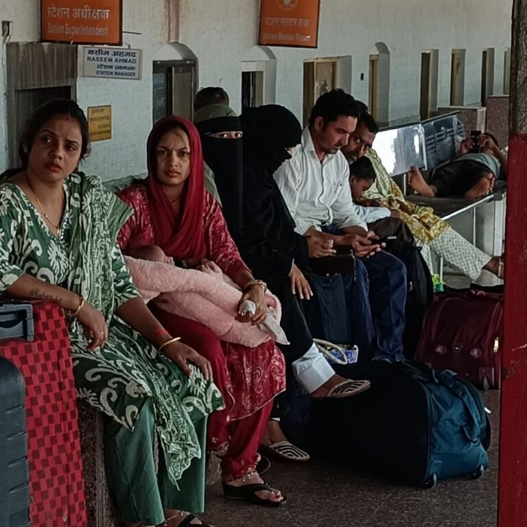 दिल्ली में प्रदर्शन से रेल यातायात प्रभावित:बनारस, नई दिल्ली, लखनऊ की कई ट्रेनें रद्द, बस्ती में यात्री परेशान