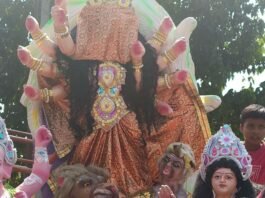 शारदीय नवरात्रि शुरू, पहले दिन मां शैलपुत्री की पूजा:उस्का बाजार में पंडालों में पहुंचीं दुर्गा प्रतिमाएं, जयकारों से गूंजा इलाका