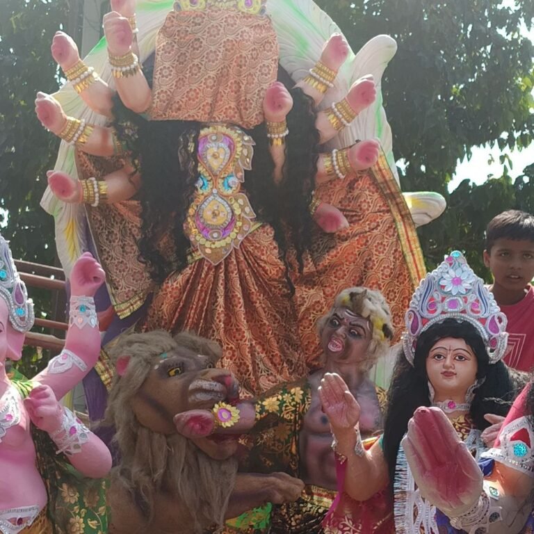 शारदीय नवरात्रि शुरू, पहले दिन मां शैलपुत्री की पूजा:उस्का बाजार में पंडालों में पहुंचीं दुर्गा प्रतिमाएं, जयकारों से गूंजा इलाका