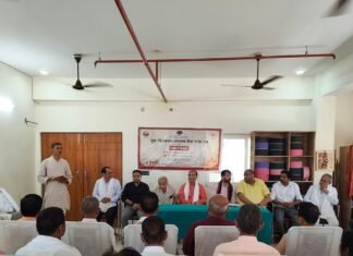 बलरामपुर में गुरु गोरखनाथ स्वास्थ्य यात्रा की तैयारी बैठक:3 लाख लोगों तक स्वास्थ्य सुविधा पहुंचाने का लक्ष्य, 21 से 24 नवंबर तक 300 गांवों में पहुंचेंगी टीमें बलरामपुर में गुरु गोरखनाथ स्वास्थ्य यात्रा की तैयारी बैठक:3 लाख लोगों तक स्वास्थ्य सुविधा पहुंचाने का लक्ष्य, 21 से 24 नवंबर तक 300 गांवों में पहुंचेंगी टीमें