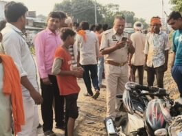 नरखोरिया में बाइक ने 4 लोगों को मारी टक्कर:बस्ती-डुमरियागंज मार्ग पर बुजुर्ग और छात्रा समेत 4 घायल; एक की हालत गंभीर