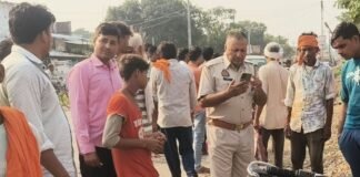 नरखोरिया में बाइक ने 4 लोगों को मारी टक्कर:बस्ती-डुमरियागंज मार्ग पर बुजुर्ग और छात्रा समेत 4 घायल; एक की हालत गंभीर