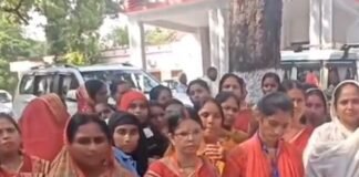 बहराइच में BC सखी और महिला उत्थान समिति का प्रदर्शन:छह माह के मानदेय और खराब डिवाइस का उठाया मुद्दा बहराइच में BC सखी और महिला उत्थान समिति का प्रदर्शन:छह माह के मानदेय और खराब डिवाइस का उठाया मुद्दा
