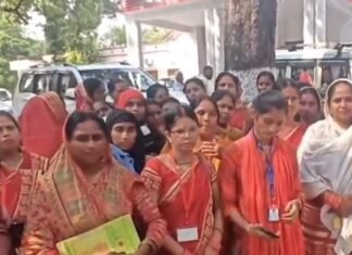 बहराइच में BC सखी और महिला उत्थान समिति का प्रदर्शन:छह माह के मानदेय और खराब डिवाइस का उठाया मुद्दा बहराइच में BC सखी और महिला उत्थान समिति का प्रदर्शन:छह माह के मानदेय और खराब डिवाइस का उठाया मुद्दा