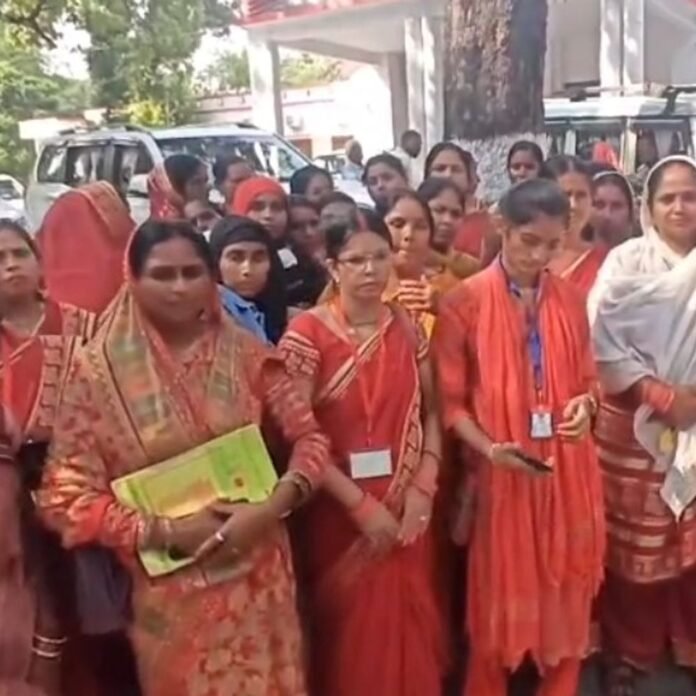 बहराइच में BC सखी और महिला उत्थान समिति का प्रदर्शन:छह माह के मानदेय और खराब डिवाइस का उठाया मुद्दा