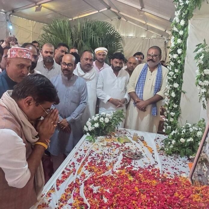 हरीश-द्विवेदी की मां के निधन पर नेताओं ने जताया शोक:तेलियाजोत आवास पर नीरज सिंह समेत कई वरिष्ठ नेता पहुंचे, दिवंगत के चित्र पर पुष्प अर्पित कर परिवार को सांत्वना दी