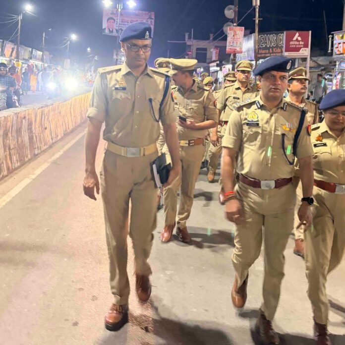 da12f220-352e-4a2d-ae3e-6f7421b86456_1791900618042.jpg डीआईजी ने फरेंदा में पैदल गश्त कर सुरक्षा जांची:विष्णु मंदिर से मिल गेट तक पुलिस अधिकारियों संग निकले, महिला सुरक्षा को बताया सबसे जरूरी