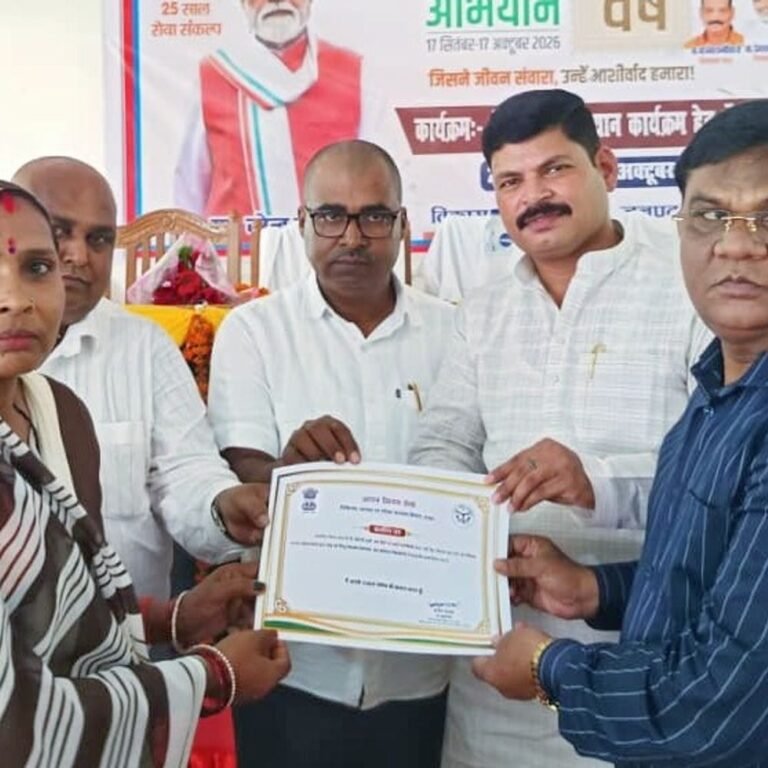 सिसवा में योजनाओं की जानकारी, महिलाओं को आत्मनिर्भरता की राह:सेवा संकल्प अभियान में लगा विभागीय कैंप मेला