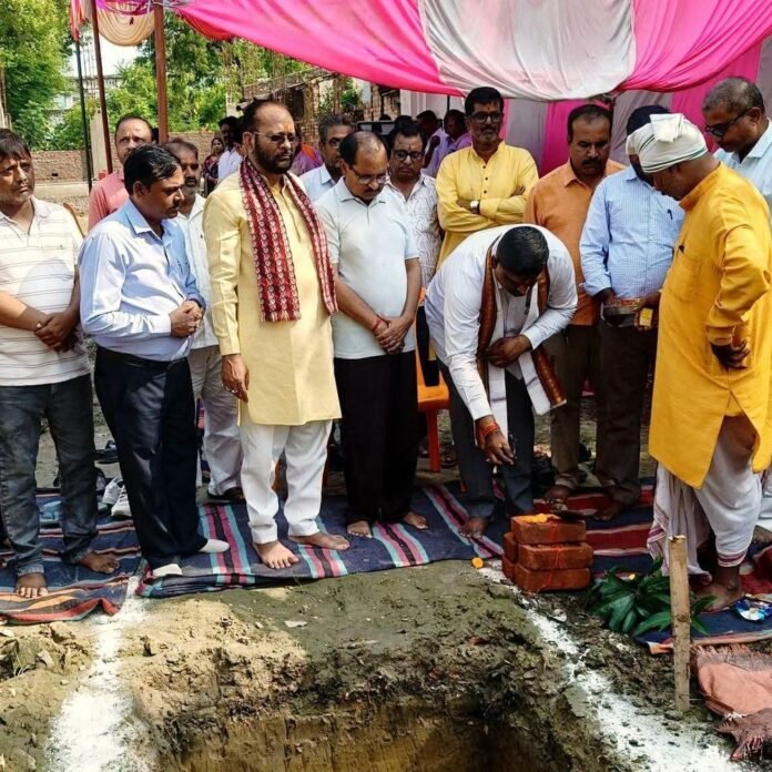 भगवतीगंज में संस्कृत विद्यालय में नए क्लासरूम का शिलान्यास:सदर विधायक ने किया भूमि पूजन, प्रोजेक्ट अलंकार से मिलेंगी बेहतर सुविधाएं