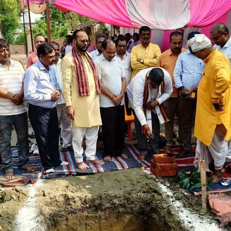 भगवतीगंज में संस्कृत विद्यालय में नए क्लासरूम का शिलान्यास:सदर विधायक ने किया भूमि पूजन, प्रोजेक्ट अलंकार से मिलेंगी बेहतर सुविधाएं
