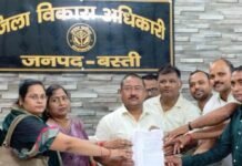 बस्ती में सोशल ऑडिट कर्मचारियों ने सौंपा ज्ञापन:20 दिन में मांगें पूरी न होने पर आंदोलन की चेतावनी, 12 अक्टूबर से काली पट्टी बांधकर कर रहे काम बस्ती में सोशल ऑडिट कर्मचारियों ने सौंपा ज्ञापन:20 दिन में मांगें पूरी न होने पर आंदोलन की चेतावनी, 12 अक्टूबर से काली पट्टी बांधकर कर रहे काम