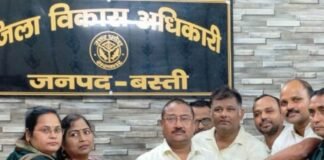 बस्ती में सोशल ऑडिट कर्मचारियों ने सौंपा ज्ञापन:20 दिन में मांगें पूरी न होने पर आंदोलन की चेतावनी, 12 अक्टूबर से काली पट्टी बांधकर कर रहे काम बस्ती में सोशल ऑडिट कर्मचारियों ने सौंपा ज्ञापन:20 दिन में मांगें पूरी न होने पर आंदोलन की चेतावनी, 12 अक्टूबर से काली पट्टी बांधकर कर रहे काम