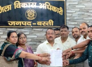 बस्ती में सोशल ऑडिट कर्मचारियों ने सौंपा ज्ञापन:20 दिन में मांगें पूरी न होने पर आंदोलन की चेतावनी, 12 अक्टूबर से काली पट्टी बांधकर कर रहे काम बस्ती में सोशल ऑडिट कर्मचारियों ने सौंपा ज्ञापन:20 दिन में मांगें पूरी न होने पर आंदोलन की चेतावनी, 12 अक्टूबर से काली पट्टी बांधकर कर रहे काम