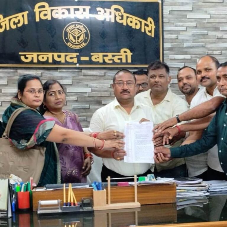 बस्ती में सोशल ऑडिट कर्मचारियों ने सौंपा ज्ञापन:20 दिन में मांगें पूरी न होने पर आंदोलन की चेतावनी, 12 अक्टूबर से काली पट्टी बांधकर कर रहे काम