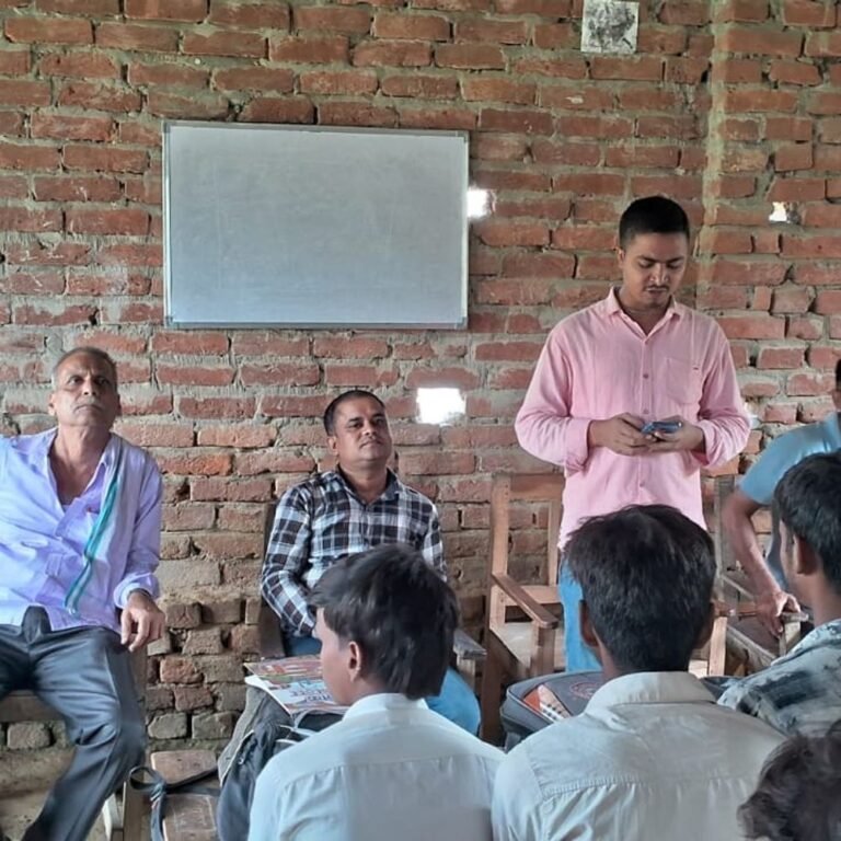 शिक्षण संस्थान में बाबा कार्तिक उरांव की जयंती मनाई:सिरसिया में छात्रों और शिक्षकों ने चित्र पर पुष्प चढ़ाए