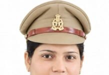 मिशन शक्ति में उत्कृष्ट कार्य पर महिला उपनिरीक्षक का सम्मान:बहराइच एसपी और विधायक ने प्रशस्ति पत्र व मेडल दिया मिशन शक्ति में उत्कृष्ट कार्य पर महिला उपनिरीक्षक का सम्मान:बहराइच एसपी और विधायक ने प्रशस्ति पत्र व मेडल दिया