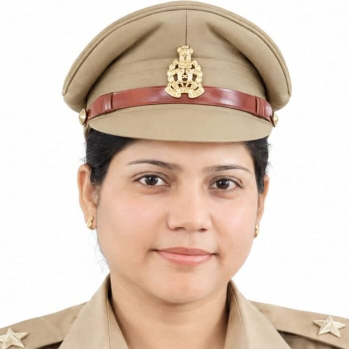 मिशन शक्ति में उत्कृष्ट कार्य पर महिला उपनिरीक्षक का सम्मान:बहराइच एसपी और विधायक ने प्रशस्ति पत्र व मेडल दिया