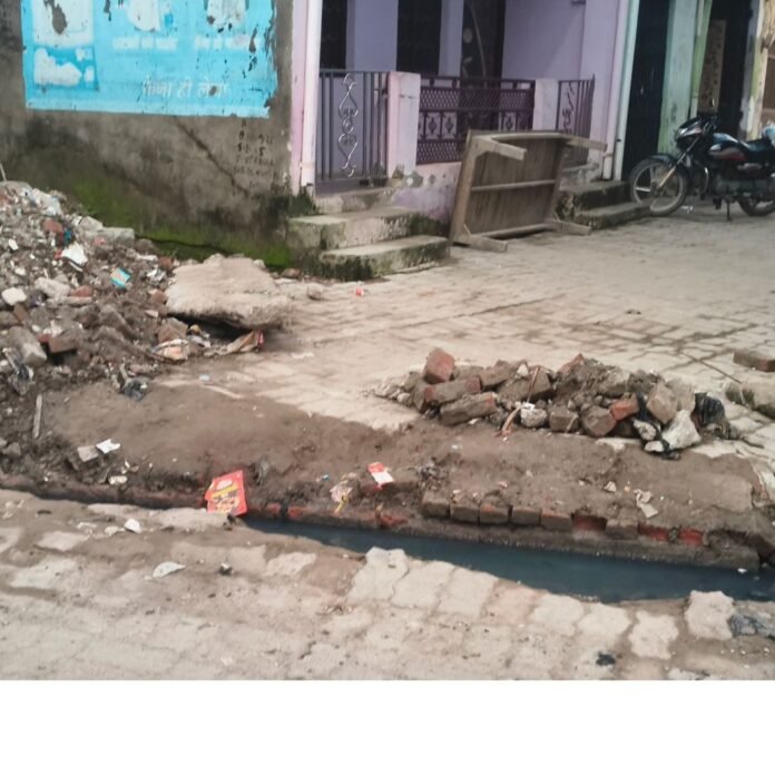 उतरौला के वार्ड 4 में नाली का ढक्कन टूटा:भारतीय विद्यालय इंटर कॉलेज के पास खुला गड्ढा, हादसे का खतरा