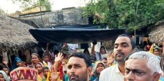 विधायक दूधराम ने नवली में की जनसभा:अक्टूबर से शुरू होगा टूटी सड़कों का निर्माण, महिलाओं को बांटी साड़ियां विधायक दूधराम ने नवली में की जनसभा:अक्टूबर से शुरू होगा टूटी सड़कों का निर्माण, महिलाओं को बांटी साड़ियां