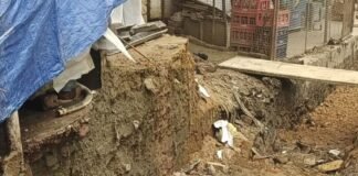 महराजगंज में नाली निर्माण में घटिया सामग्री का आरोप:पीडब्ल्यूडी करा रहा काम, ग्रामीणों ने शिकायत कर जांच की मांग की महराजगंज में नाली निर्माण में घटिया सामग्री का आरोप:पीडब्ल्यूडी करा रहा काम, ग्रामीणों ने शिकायत कर जांच की मांग की
