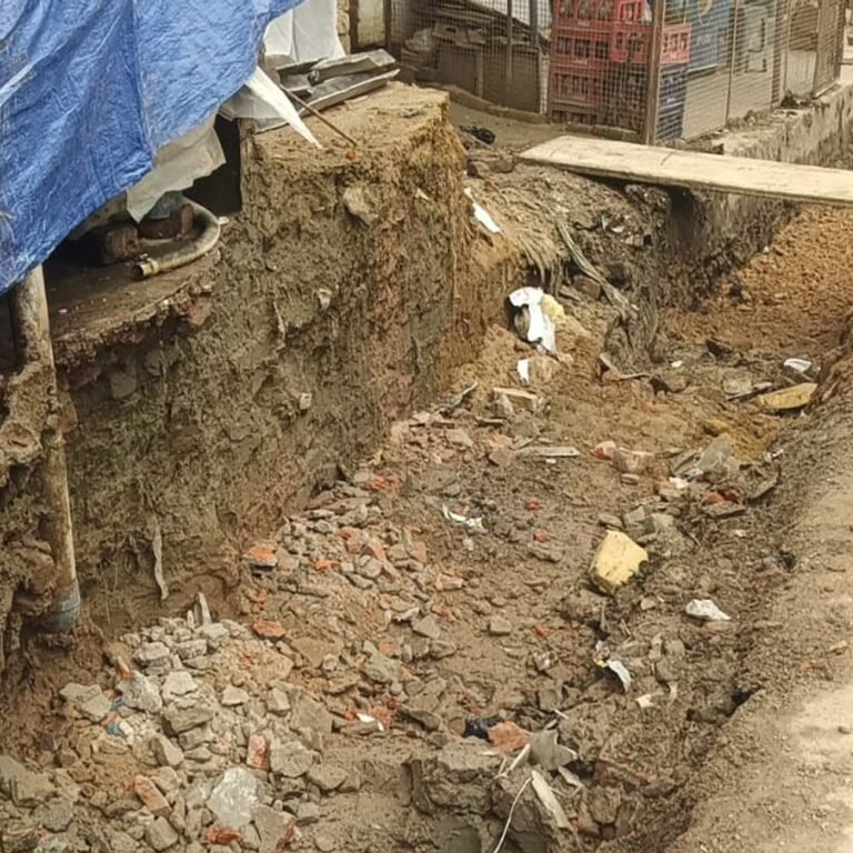 महराजगंज में नाली निर्माण में घटिया सामग्री का आरोप:पीडब्ल्यूडी करा रहा काम, ग्रामीणों ने शिकायत कर जांच की मांग की