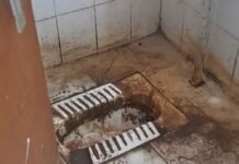 जमुनहा तहसील के शौचालय में गंदगी और दुर्गंध:लोग परेशान, वॉशबेसिन से सीट तक खराब हालत, ग्रामीणों ने की सुधार की मांग जमुनहा तहसील के शौचालय में गंदगी और दुर्गंध:लोग परेशान, वॉशबेसिन से सीट तक खराब हालत, ग्रामीणों ने की सुधार की मांग