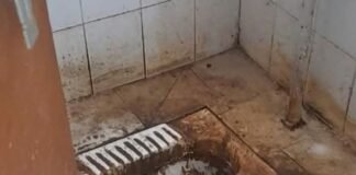 जमुनहा तहसील के शौचालय में गंदगी और दुर्गंध:लोग परेशान, वॉशबेसिन से सीट तक खराब हालत, ग्रामीणों ने की सुधार की मांग जमुनहा तहसील के शौचालय में गंदगी और दुर्गंध:लोग परेशान, वॉशबेसिन से सीट तक खराब हालत, ग्रामीणों ने की सुधार की मांग