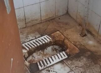 जमुनहा तहसील के शौचालय में गंदगी और दुर्गंध:लोग परेशान, वॉशबेसिन से सीट तक खराब हालत, ग्रामीणों ने की सुधार की मांग जमुनहा तहसील के शौचालय में गंदगी और दुर्गंध:लोग परेशान, वॉशबेसिन से सीट तक खराब हालत, ग्रामीणों ने की सुधार की मांग