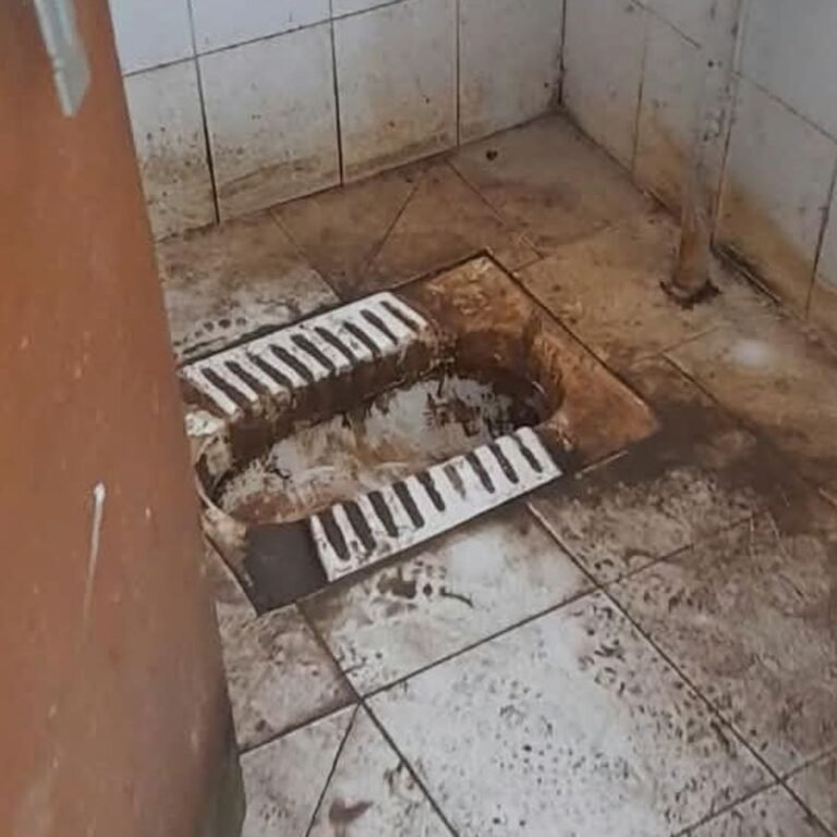 जमुनहा तहसील के शौचालय में गंदगी और दुर्गंध:लोग परेशान, वॉशबेसिन से सीट तक खराब हालत, ग्रामीणों ने की सुधार की मांग