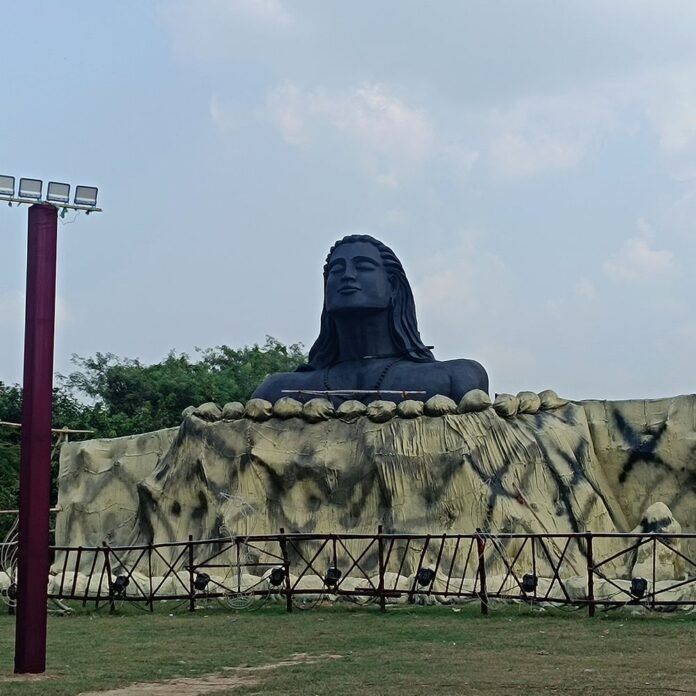 de397377-c7aa-4752-b49d-20ab99f0631b_1792049036674.jpg बस्ती में गुफा नहीं, शिवलिंग में दिखेंगी मां भगवती:सप्तमी को खुलेगी आंखों की पट्टी, आदियोगी के भी होंगे दर्शन