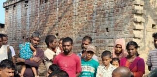 धान काट रही महिला को सांप ने डसा, झाड़-फूंक में:अस्पताल में इलाज के दौरान हुई मौत, परिवार में मचा कोहराम धान काट रही महिला को सांप ने डसा, झाड़-फूंक में:अस्पताल में इलाज के दौरान हुई मौत, परिवार में मचा कोहराम