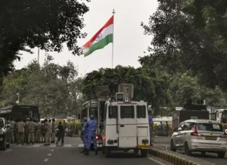 दिल्ली पुलिस की ‘किलाबंदी’ से जंतर-मंतर नहीं पहुंच सके प्रदर्शनकारी, 4 पूर्व मुख्यमंत्री समेत 4000 लोग हिरासत में दिल्ली पुलिस की 'किलाबंदी' से जंतर-मंतर नहीं पहुंच सके प्रदर्शनकारी, 4 पूर्व मुख्यमंत्री समेत 4000 लोग हिरासत में