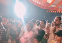 माता रानी की प्रतिमा आंख पर बंधी हुई पट्ट खुले:महादेव घुरहू क्षेत्र के दुर्गा पूजा पंडालों और मंदिरों में पंचमी पर हुआ आयोजन माता रानी की प्रतिमा आंख पर बंधी हुई पट्ट खुले:महादेव घुरहू क्षेत्र के दुर्गा पूजा पंडालों और मंदिरों में पंचमी पर हुआ आयोजन