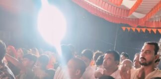 माता रानी की प्रतिमा आंख पर बंधी हुई पट्ट खुले:महादेव घुरहू क्षेत्र के दुर्गा पूजा पंडालों और मंदिरों में पंचमी पर हुआ आयोजन माता रानी की प्रतिमा आंख पर बंधी हुई पट्ट खुले:महादेव घुरहू क्षेत्र के दुर्गा पूजा पंडालों और मंदिरों में पंचमी पर हुआ आयोजन