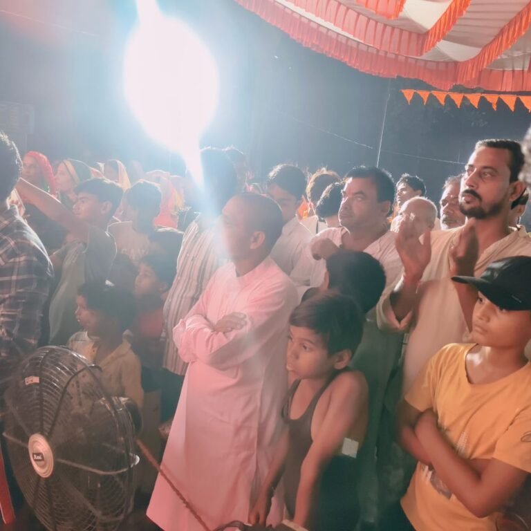 माता रानी की प्रतिमा आंख पर बंधी हुई पट्ट खुले:महादेव घुरहू क्षेत्र के दुर्गा पूजा पंडालों और मंदिरों में पंचमी पर हुआ आयोजन