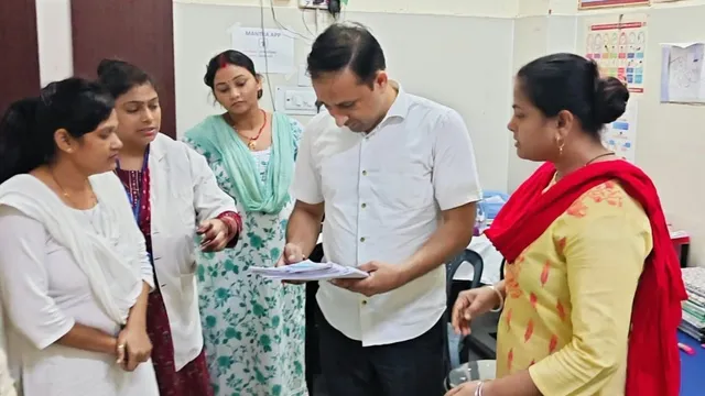 आधी रात अस्पताल पहुंचे डीएम गौरव सिंह सोगरवाल, ड्यूटी रजिस्टर देखते ही चढ़ा अफसर का पारा, मची खलबली