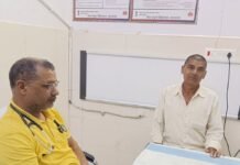 महराजगंज कोतवाली के पास कुत्ते ने 20 लोगों को काटा:शहर में दहशत का माहौल, लोगों ने अधिकारियों से मदद मांगी महराजगंज कोतवाली के पास कुत्ते ने 20 लोगों को काटा:शहर में दहशत का माहौल, लोगों ने अधिकारियों से मदद मांगी