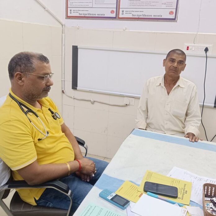महराजगंज कोतवाली के पास कुत्ते ने 20 लोगों को काटा:शहर में दहशत का माहौल, लोगों ने अधिकारियों से मदद मांगी