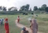 पितृपक्ष के आखिरी दिन पुरखों की विदाई:रामनगर-सेमरा में नदी और पोखरों में तर्पण सामग्री का विसर्जन पितृपक्ष के आखिरी दिन पुरखों की विदाई:रामनगर-सेमरा में नदी और पोखरों में तर्पण सामग्री का विसर्जन
