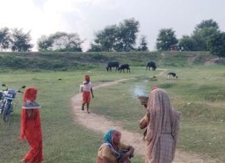 पितृपक्ष के आखिरी दिन पुरखों की विदाई:रामनगर-सेमरा में नदी और पोखरों में तर्पण सामग्री का विसर्जन पितृपक्ष के आखिरी दिन पुरखों की विदाई:रामनगर-सेमरा में नदी और पोखरों में तर्पण सामग्री का विसर्जन