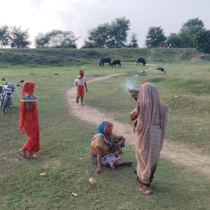 पितृपक्ष के आखिरी दिन पुरखों की विदाई:रामनगर-सेमरा में नदी और पोखरों में तर्पण सामग्री का विसर्जन