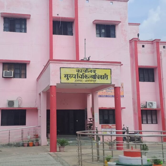 e21e853a-9972-4961-a7b2-7e7cef829efb_1792141112087.jpg 3000 रुपए लेने का आरोप, कार्यवाहक सीएमएस ने मांगा स्पष्टीकरण:बलरामपुर महिला अस्पताल में प्रसव के नाम पर वसूली का वीडियो आया था सामने