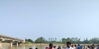 रामपुर धोबिया में नवरात्रि पर निकली कलश यात्रा:महिलाओं और युवतियों ने सिर पर कलश रखकर की यात्रा, पुलिस रही मौजूद रामपुर धोबिया में नवरात्रि पर निकली कलश यात्रा:महिलाओं और युवतियों ने सिर पर कलश रखकर की यात्रा, पुलिस रही मौजूद