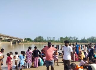 रामपुर धोबिया में नवरात्रि पर निकली कलश यात्रा:महिलाओं और युवतियों ने सिर पर कलश रखकर की यात्रा, पुलिस रही मौजूद रामपुर धोबिया में नवरात्रि पर निकली कलश यात्रा:महिलाओं और युवतियों ने सिर पर कलश रखकर की यात्रा, पुलिस रही मौजूद
