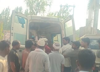 जमुनहा-बहराइच मार्ग पर बाइक ने बुजुर्ग को मारी टक्कर:हादसे में तीन लोग घायल, गंभीर बुजुर्ग बहराइच रेफर