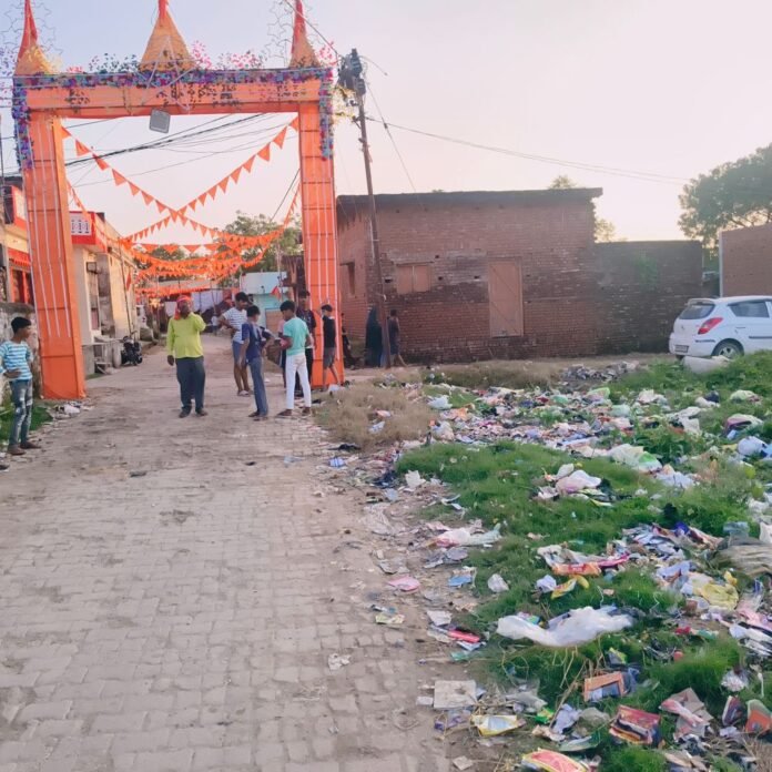 e275520e-bf15-46ba-9288-7af414f0a063_1791864499646.jpg नवरात्रि पूजा पंडाल के गेट पर गंदगी का अंबार:इटवा के भदोखर गांव में श्रद्धालु परेशान, सफाई व्यवस्था पर उठे सवाल