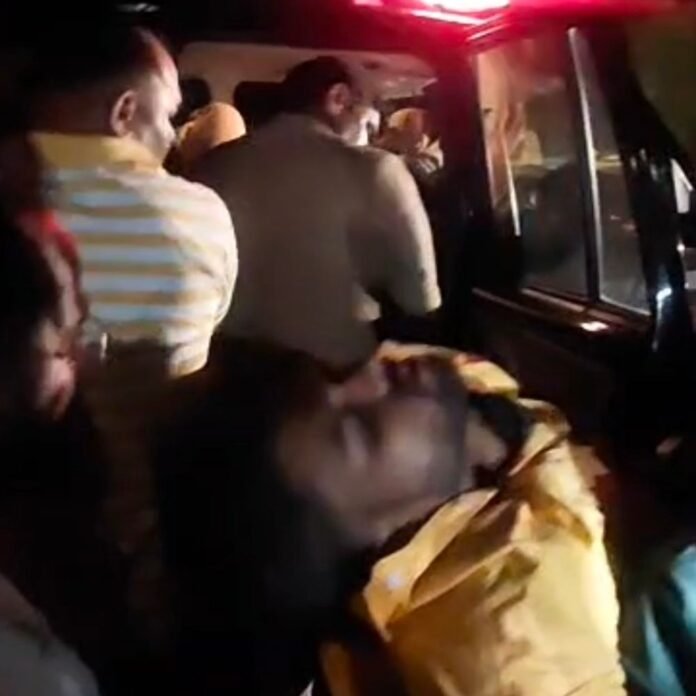 कप्तानगंज सड़क हादसे में युवक घायल:भाजपा की पूर्व प्रदेश मंत्री ने घायल को पहुंचाया अस्पताल